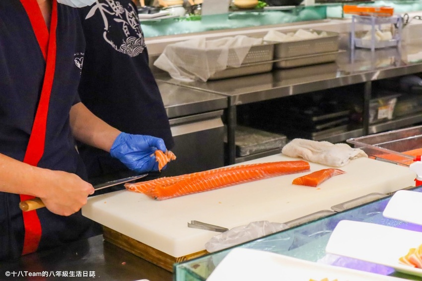 有小朋友最愛的雪碧、芬達、可樂，也有附設咖啡研磨機。