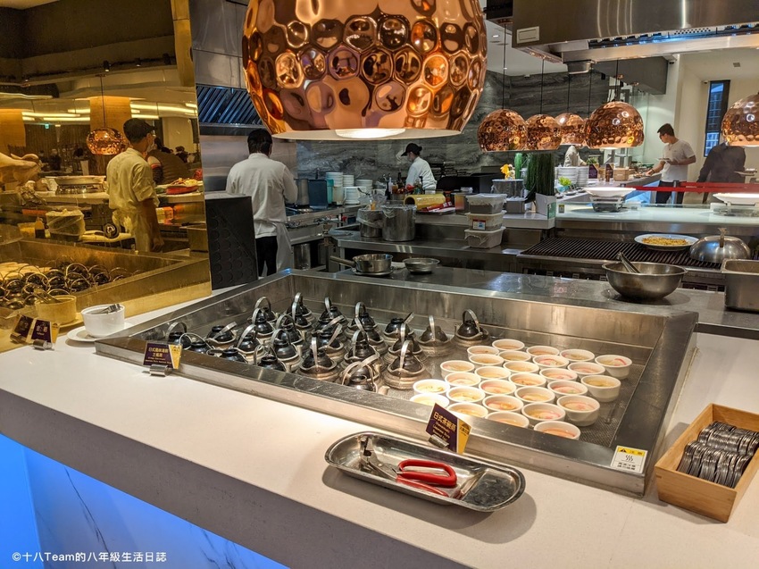 有小朋友最愛的雪碧、芬達、可樂，也有附設咖啡研磨機。