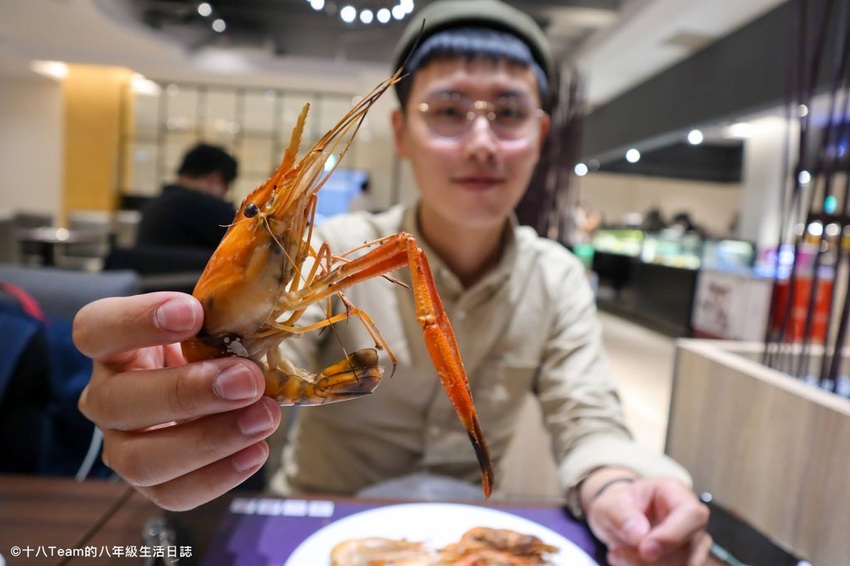 有小朋友最愛的雪碧、芬達、可樂，也有附設咖啡研磨機。