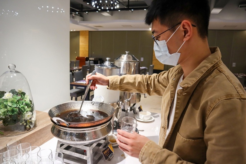 有小朋友最愛的雪碧、芬達、可樂，也有附設咖啡研磨機。