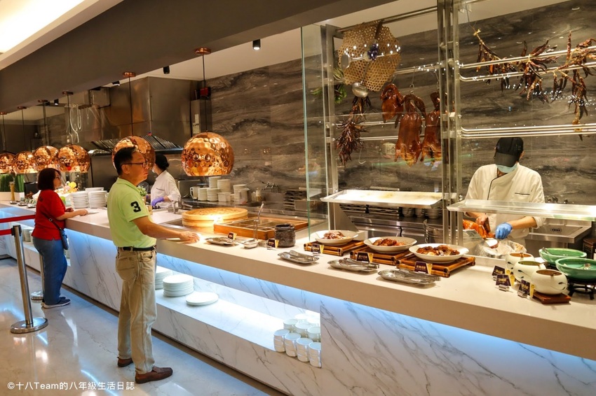 有小朋友最愛的雪碧、芬達、可樂，也有附設咖啡研磨機。