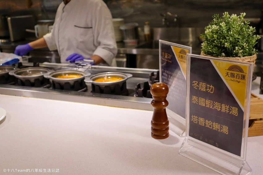 有小朋友最愛的雪碧、芬達、可樂，也有附設咖啡研磨機。