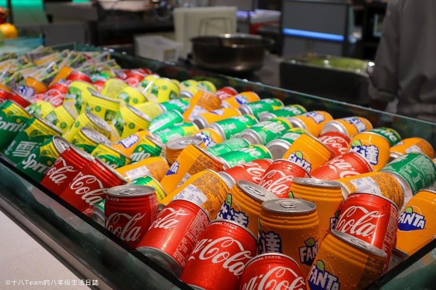 有小朋友最愛的雪碧、芬達、可樂，也有附設咖啡研磨機。