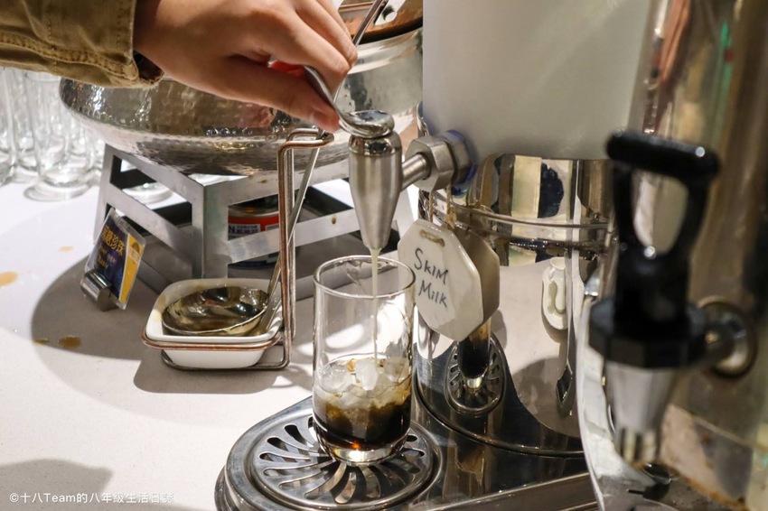 有小朋友最愛的雪碧、芬達、可樂，也有附設咖啡研磨機。