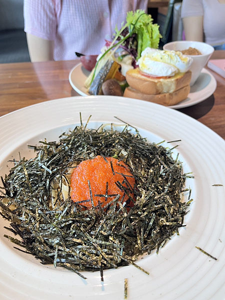 【台北美食】信義誠品聚餐推薦|份量大蔬菜多|豐富澎拜的網美早