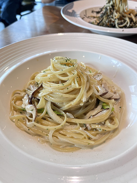 【台北美食】信義誠品聚餐推薦|份量大蔬菜多|豐富澎拜的網美早