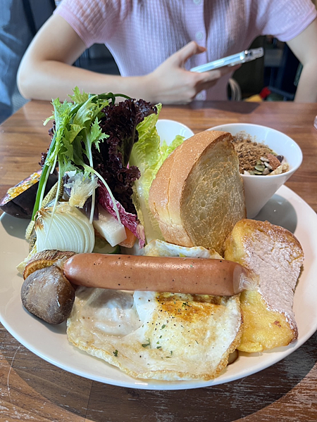 【台北美食】信義誠品聚餐推薦|份量大蔬菜多|豐富澎拜的網美早