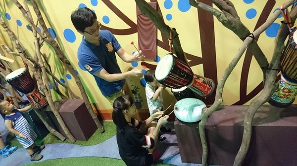 小火車x顛倒屋2.0特展：高雄駁二~小火車x顛倒屋2.0特展~乘坐小火車進入奇幻世界~適合親子同遊~展期6/15-9/02