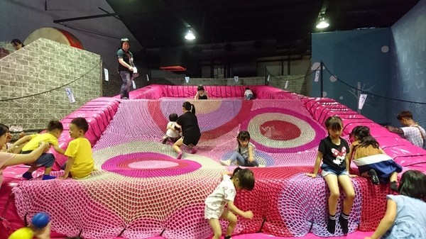 小火車x顛倒屋2.0特展：高雄駁二~小火車x顛倒屋2.0特展~乘坐小火車進入奇幻世界~適合親子同遊~展期6/15-9/02