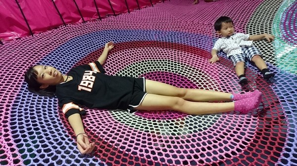 小火車x顛倒屋2.0特展：高雄駁二~小火車x顛倒屋2.0特展~乘坐小火車進入奇幻世界~適合親子同遊~展期6/15-9/02