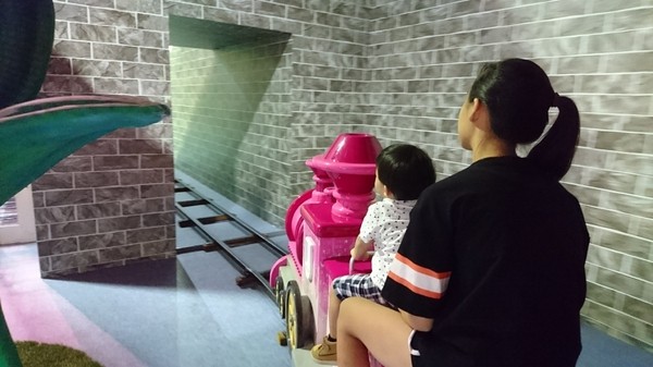 小火車x顛倒屋2.0特展：高雄駁二~小火車x顛倒屋2.0特展~乘坐小火車進入奇幻世界~適合親子同遊~展期6/15-9/02