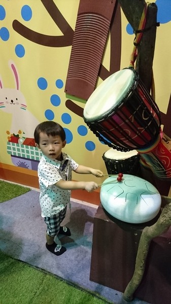 小火車x顛倒屋2.0特展：高雄駁二~小火車x顛倒屋2.0特展~乘坐小火車進入奇幻世界~適合親子同遊~展期6/15-9/02