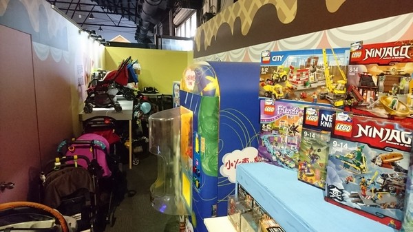 小火車x顛倒屋2.0特展：高雄駁二~小火車x顛倒屋2.0特展~乘坐小火車進入奇幻世界~適合親子同遊~展期6/15-9/02