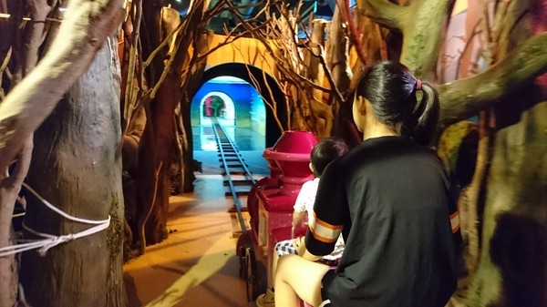 小火車x顛倒屋2.0特展：高雄駁二~小火車x顛倒屋2.0特展~乘坐小火車進入奇幻世界~適合親子同遊~展期6/15-9/02