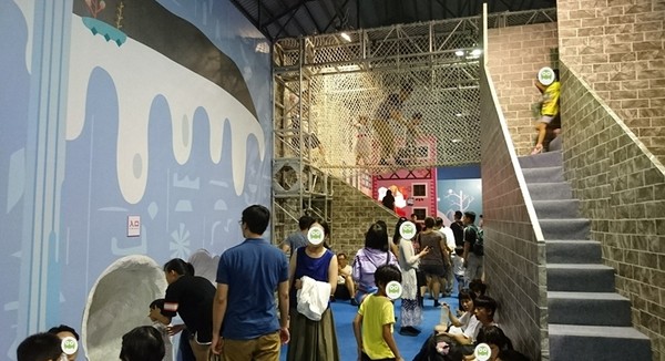 小火車x顛倒屋2.0特展：高雄駁二~小火車x顛倒屋2.0特展~乘坐小火車進入奇幻世界~適合親子同遊~展期6/15-9/02