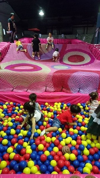 小火車x顛倒屋2.0特展：高雄駁二~小火車x顛倒屋2.0特展~乘坐小火車進入奇幻世界~適合親子同遊~展期6/15-9/02