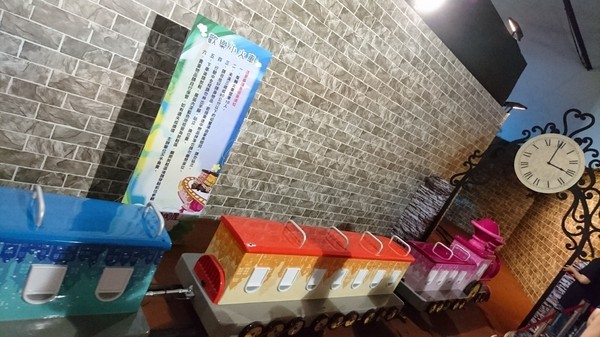 小火車x顛倒屋2.0特展：高雄駁二~小火車x顛倒屋2.0特展~乘坐小火車進入奇幻世界~適合親子同遊~展期6/15-9/02