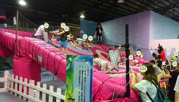 小火車x顛倒屋2.0特展：高雄駁二~小火車x顛倒屋2.0特展~乘坐小火車進入奇幻世界~適合親子同遊~展期6/15-9/02