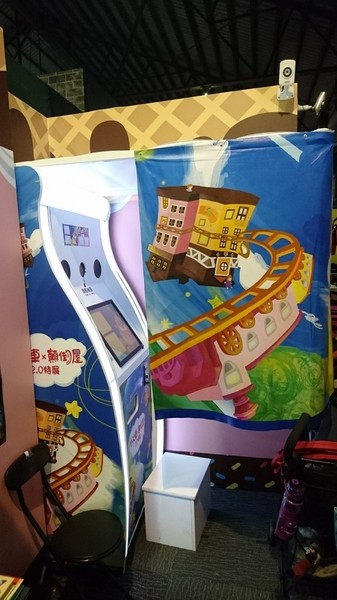 小火車x顛倒屋2.0特展：高雄駁二~小火車x顛倒屋2.0特展~乘坐小火車進入奇幻世界~適合親子同遊~展期6/15-9/02