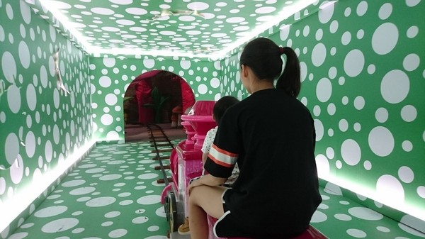 小火車x顛倒屋2.0特展：高雄駁二~小火車x顛倒屋2.0特展~乘坐小火車進入奇幻世界~適合親子同遊~展期6/15-9/02
