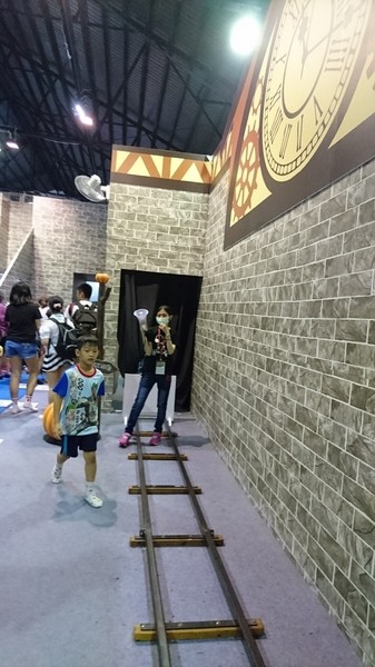 小火車x顛倒屋2.0特展：高雄駁二~小火車x顛倒屋2.0特展~乘坐小火車進入奇幻世界~適合親子同遊~展期6/15-9/02