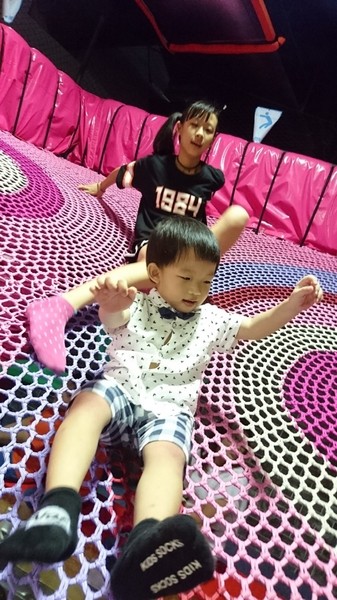 小火車x顛倒屋2.0特展：高雄駁二~小火車x顛倒屋2.0特展~乘坐小火車進入奇幻世界~適合親子同遊~展期6/15-9/02