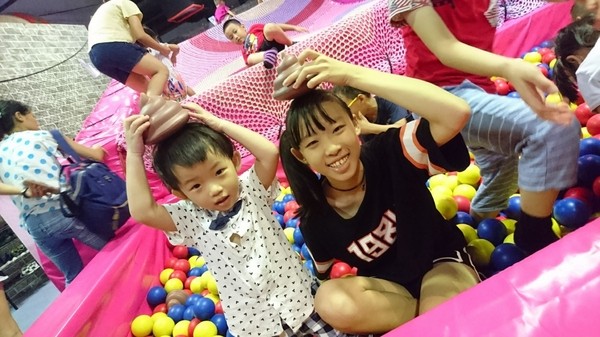 小火車x顛倒屋2.0特展：高雄駁二~小火車x顛倒屋2.0特展~乘坐小火車進入奇幻世界~適合親子同遊~展期6/15-9/02