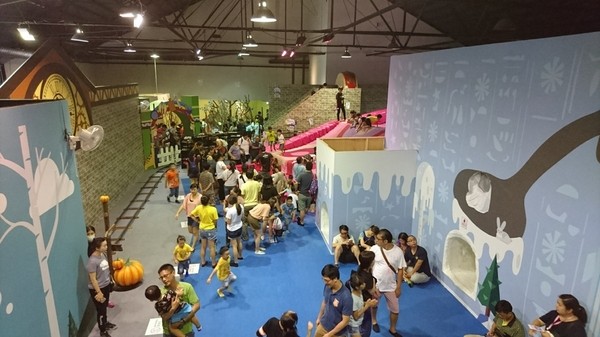 小火車x顛倒屋2.0特展：高雄駁二~小火車x顛倒屋2.0特展~乘坐小火車進入奇幻世界~適合親子同遊~展期6/15-9/02