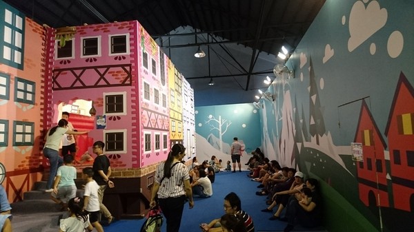 小火車x顛倒屋2.0特展：高雄駁二~小火車x顛倒屋2.0特展~乘坐小火車進入奇幻世界~適合親子同遊~展期6/15-9/02