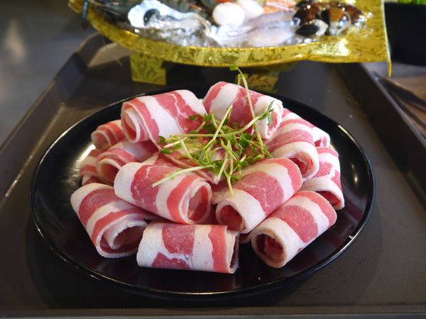 食藝鍋：【新北市 板橋區/捷運板橋站】食藝鍋-鮮甜滋味波士頓龍王鍋＋厚實肉片大口滿足