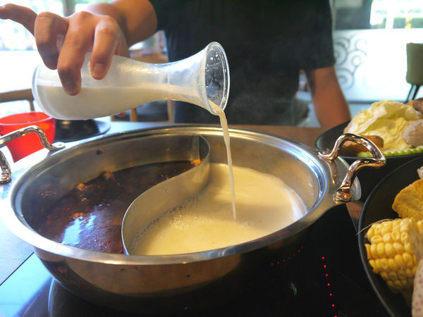 食藝鍋：【新北市 板橋區/捷運板橋站】食藝鍋-鮮甜滋味波士頓龍王鍋＋厚實肉片大口滿足