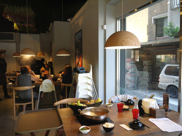 食藝鍋：【新北市 板橋區/捷運板橋站】食藝鍋-鮮甜滋味波士頓龍王鍋＋厚實肉片大口滿足