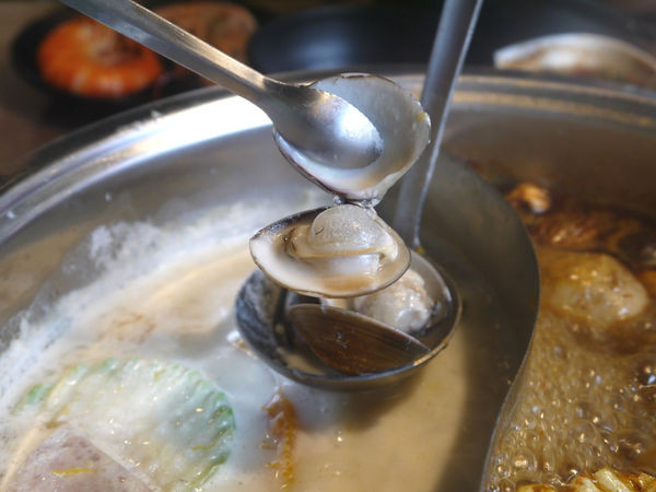 食藝鍋：【新北市 板橋區/捷運板橋站】食藝鍋-鮮甜滋味波士頓龍王鍋＋厚實肉片大口滿足