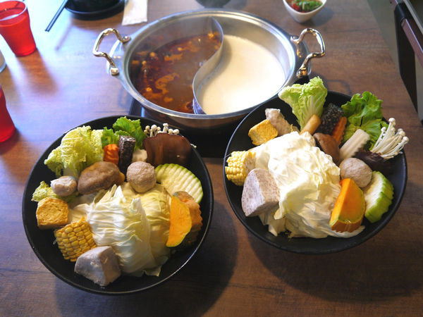 食藝鍋：【新北市 板橋區/捷運板橋站】食藝鍋-鮮甜滋味波士頓龍王鍋＋厚實肉片大口滿足