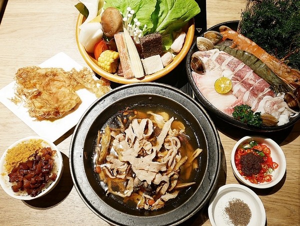 萬客什鍋 石頭火鍋專賣(美村店)：萬客什鍋(美村店)-台中超夯石頭火鍋  現在中午也吃得到囉  湯頭、食材、份量都有水準  難怪人潮絡繹不絕