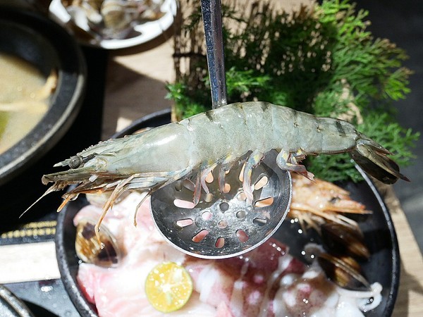 萬客什鍋 石頭火鍋專賣(美村店)：萬客什鍋(美村店)-台中超夯石頭火鍋  現在中午也吃得到囉  湯頭、食材、份量都有水準  難怪人潮絡繹不絕