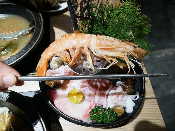 萬客什鍋 石頭火鍋專賣(美村店)：萬客什鍋(美村店)-台中超夯石頭火鍋  現在中午也吃得到囉  湯頭、食材、份量都有水準  難怪人潮絡繹不絕