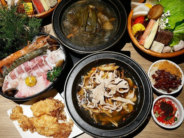 萬客什鍋 石頭火鍋專賣(美村店)：萬客什鍋(美村店)-台中超夯石頭火鍋  現在中午也吃得到囉  湯頭、食材、份量都有水準  難怪人潮絡繹不絕