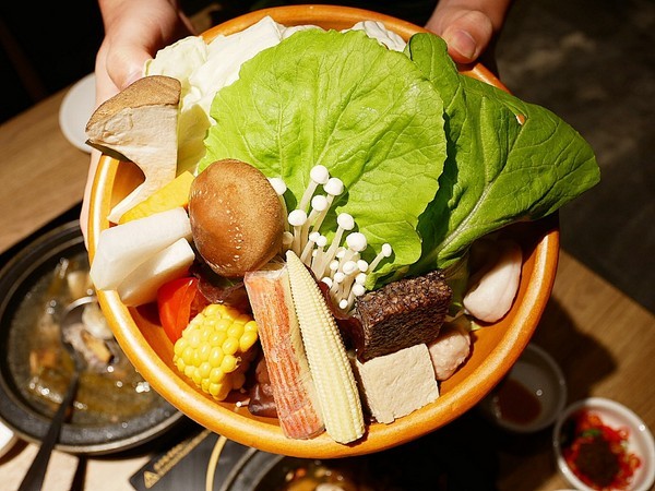 萬客什鍋 石頭火鍋專賣(美村店)：萬客什鍋(美村店)-台中超夯石頭火鍋  現在中午也吃得到囉  湯頭、食材、份量都有水準  難怪人潮絡繹不絕