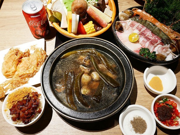 萬客什鍋 石頭火鍋專賣(美村店)：萬客什鍋(美村店)-台中超夯石頭火鍋  現在中午也吃得到囉  湯頭、食材、份量都有水準  難怪人潮絡繹不絕