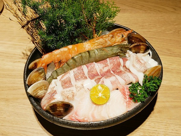 萬客什鍋 石頭火鍋專賣(美村店)：萬客什鍋(美村店)-台中超夯石頭火鍋  現在中午也吃得到囉  湯頭、食材、份量都有水準  難怪人潮絡繹不絕