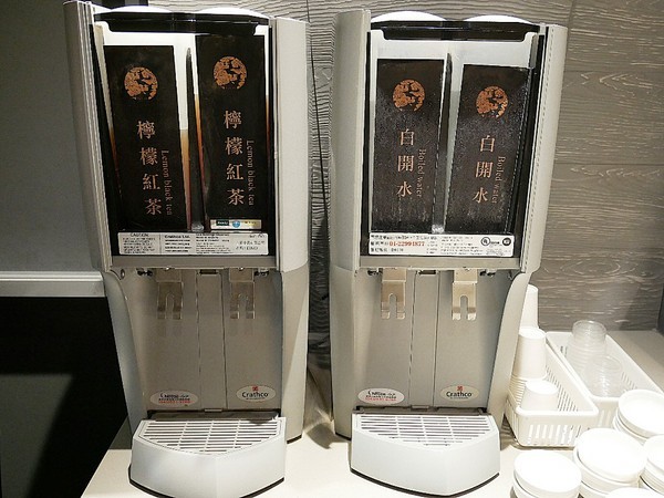 萬客什鍋 石頭火鍋專賣(美村店)：萬客什鍋(美村店)-台中超夯石頭火鍋  現在中午也吃得到囉  湯頭、食材、份量都有水準  難怪人潮絡繹不絕