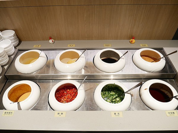 萬客什鍋 石頭火鍋專賣(美村店)：萬客什鍋(美村店)-台中超夯石頭火鍋  現在中午也吃得到囉  湯頭、食材、份量都有水準  難怪人潮絡繹不絕