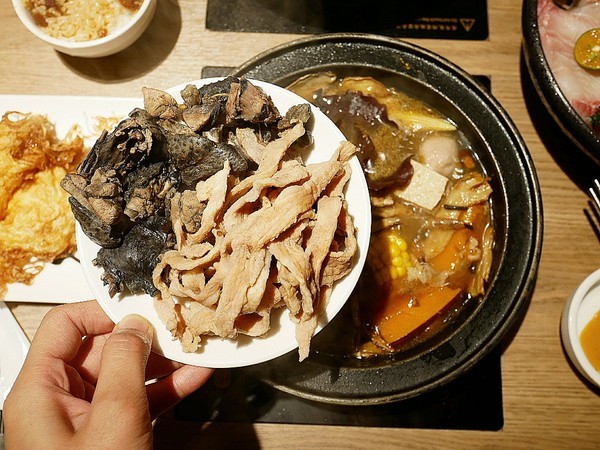 萬客什鍋 石頭火鍋專賣(美村店)：萬客什鍋(美村店)-台中超夯石頭火鍋  現在中午也吃得到囉  湯頭、食材、份量都有水準  難怪人潮絡繹不絕