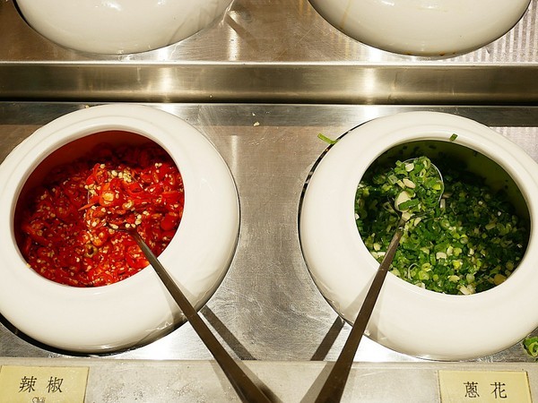 萬客什鍋 石頭火鍋專賣(美村店)：萬客什鍋(美村店)-台中超夯石頭火鍋  現在中午也吃得到囉  湯頭、食材、份量都有水準  難怪人潮絡繹不絕