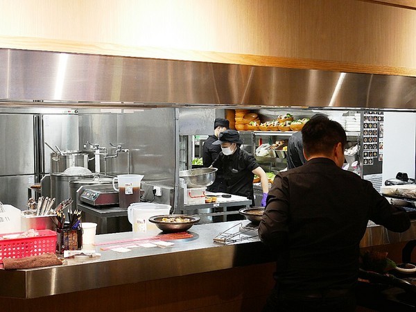 萬客什鍋 石頭火鍋專賣(美村店)：萬客什鍋(美村店)-台中超夯石頭火鍋  現在中午也吃得到囉  湯頭、食材、份量都有水準  難怪人潮絡繹不絕