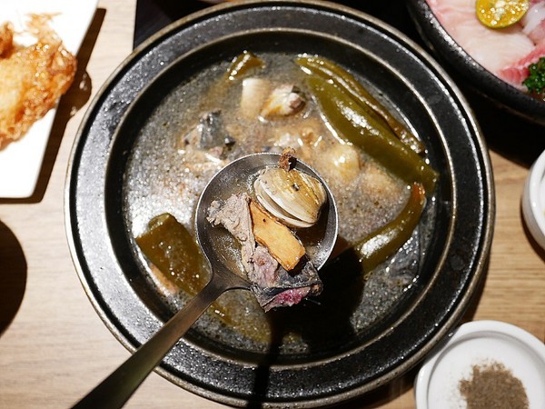 萬客什鍋 石頭火鍋專賣(美村店)：萬客什鍋(美村店)-台中超夯石頭火鍋  現在中午也吃得到囉  湯頭、食材、份量都有水準  難怪人潮絡繹不絕