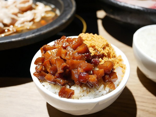 萬客什鍋 石頭火鍋專賣(美村店)：萬客什鍋(美村店)-台中超夯石頭火鍋  現在中午也吃得到囉  湯頭、食材、份量都有水準  難怪人潮絡繹不絕