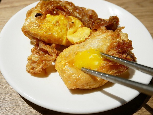 萬客什鍋 石頭火鍋專賣(美村店)：萬客什鍋(美村店)-台中超夯石頭火鍋  現在中午也吃得到囉  湯頭、食材、份量都有水準  難怪人潮絡繹不絕