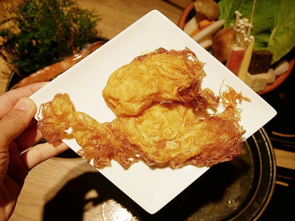 萬客什鍋 石頭火鍋專賣(美村店)：萬客什鍋(美村店)-台中超夯石頭火鍋  現在中午也吃得到囉  湯頭、食材、份量都有水準  難怪人潮絡繹不絕